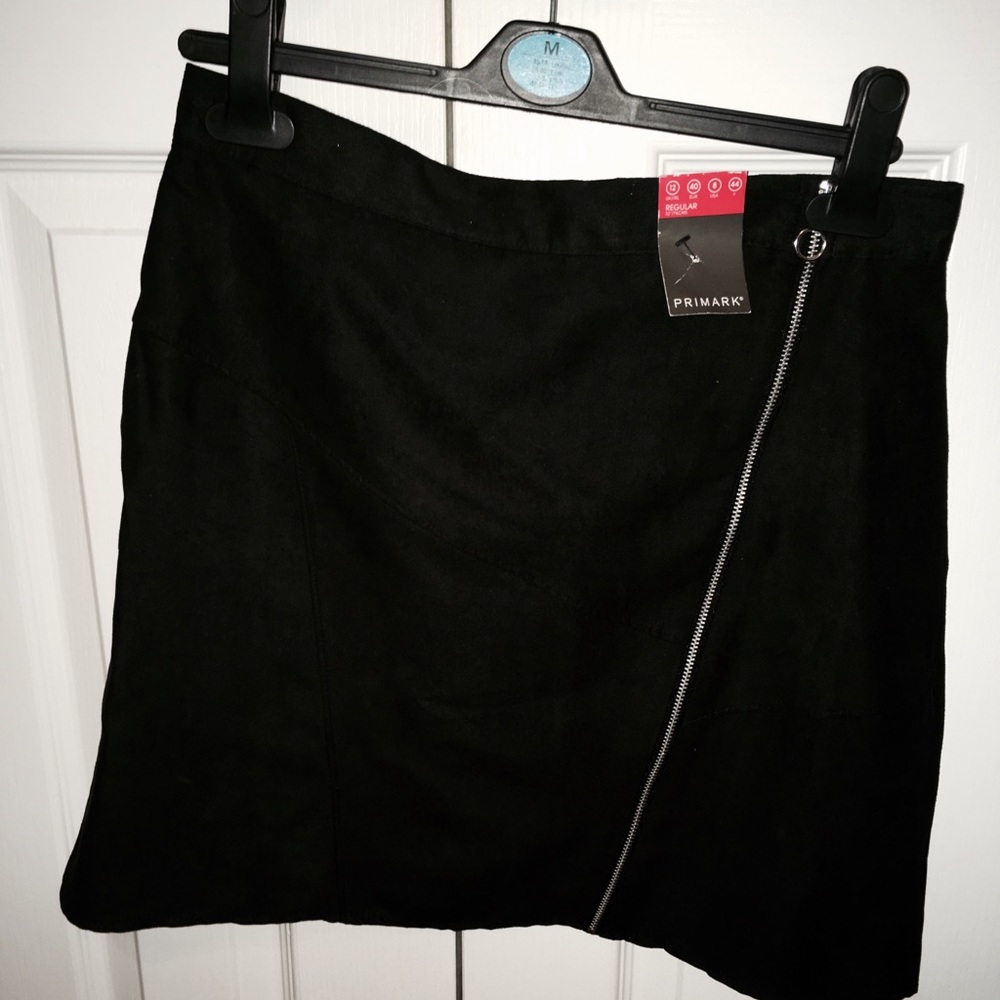 Black suede high wasted skirt with zipper